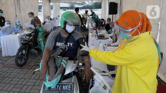FOTO: 5.000 Warga Divaksin COVID-19 Secara Drive-Thru di Tangerang