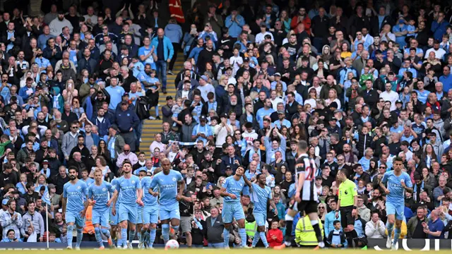 Foto: Aksi Gemilang Raheem Sterling saat Bawa Manchester City Dekati Gelar Liga Inggris