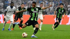 Pemain Brighton, Joao Pedro mencetak gol melalui eksekusi tendangan penalti pada laga Grup B Liga Europa 2023/2024 melawan Marseille di Stade Velodrome, Marseille, Prancis, Jumat (05/10/2023) dini hari WIB. Gol ini mengubah skor menjadi 2-2 dan membuat The Seagulls berhasil mencuri satu poin. (AFP/Nicolas Tucat)
