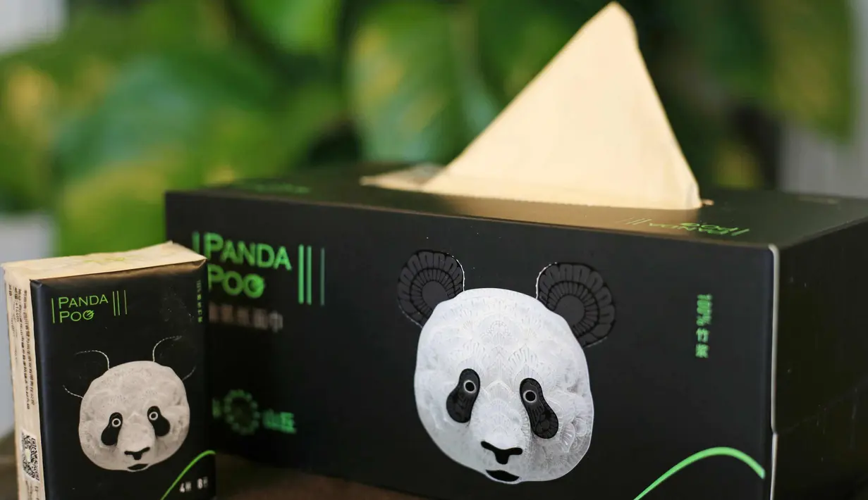 Tisu yang terbuat dari kotoran panda dan sisa makanan terliha di Chengdu, provinsi Sichuan, China (18/12). Selain tisu kotoran hewan dan sisa makanan dapat didaur ulang menjadi kertas toilet, serbet dan produk rumah tangga lainnya. (AFP Photo)