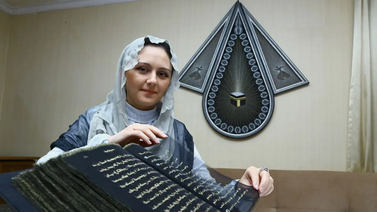 [Bintang] Habiskan Waktu 3 Tahun, Wanita Ini Salin Alquran di Atas Sutra!