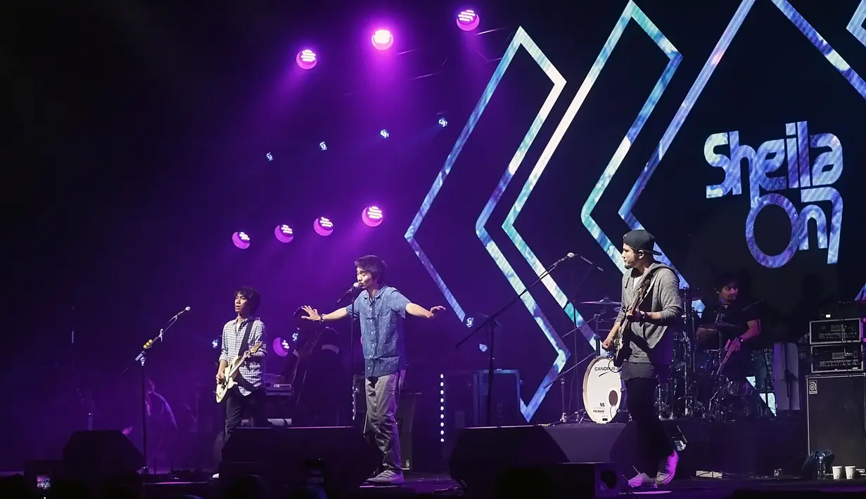 Sheila On 7 konser tunggal bertajuk A Night With Sheila On 7 di Gandaria City, Jakarta Selatan pada Kamis (5/12/2019) malam. (Bambang E Ros/Fimela.com)