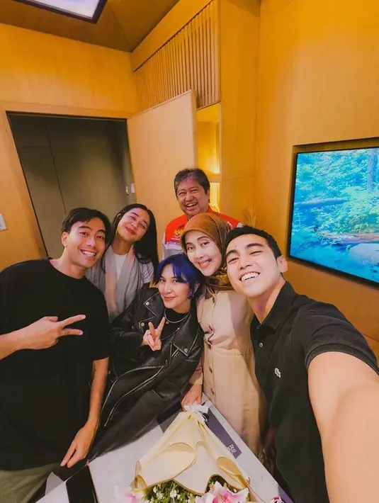 <p>Meskipun tampil dengan gaya yang unik, akan tetapi Sheila tetap terlihat cantik menawan. [Foto: instagram.com @sheiladaisha/@vidialdiano]</p>