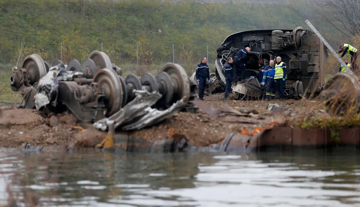 Petugas penyelamat saat mencari korban - korban kereta yang jatuh di sungai dekat Strasbourg, Perancis, Sabtu (14/11/2015). Kereta itu membawa 49 teknisi kereta api. (REUTERS/Vincent Kessler)