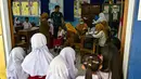 Para siswa menerima vaksin difteri di sebuah sekolah dasar di Surabaya, Jawa Timur pada Selasa 4 November 2025. Pelaksanaan program Bulan Imunisasi Anak Sekolah (BIAS) untuk tahun 2025 di Kota Surabaya, Jawa Timur dilaksanakan dalam dua tahap. (Juni KRISWANTO/AFP)
