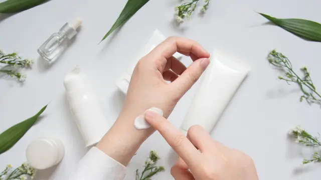 Tips Memilih Pelembap Kulit Wajah yang Sesuai, Wujudkan Tampilan Cantik dan Glowing Alami