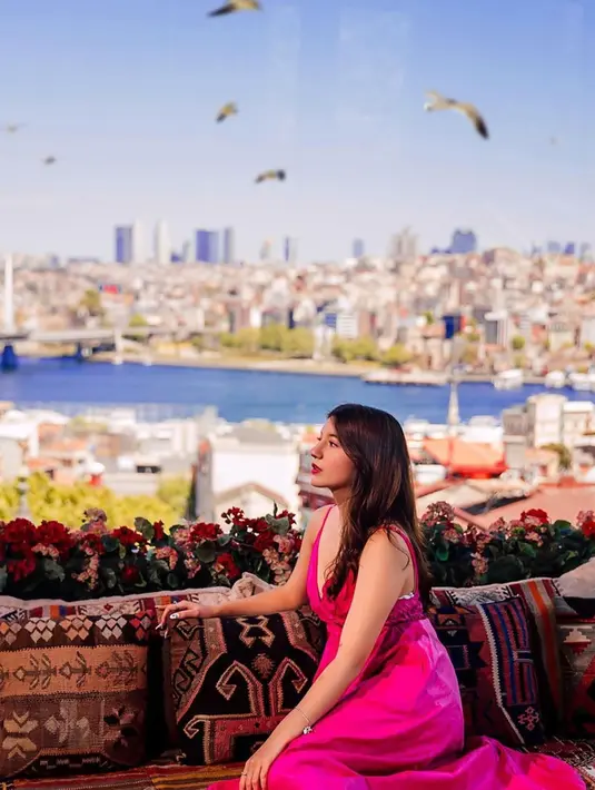 Dalam liburannya ini, Cassandra Lee tampil menawan dengan gaya makeup khasnya. Saat berada di Istanbul, ia pun tampil mengenakan dress yang membuatnya makin anggun. Banyak netizen dan para selebriti pun memuji penampilannya. (Liputan6.com/IG/cassandraslee).