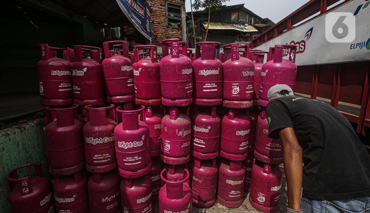 Pekerja menata tabung gas elpiji di salah satu agen di Rawasari, Jakarta, Selasa (12/7/2022). Ditengah kenaikan harga gas LPG nonsubsidi seperti Bright Gas dan tabung elpiji 12 kg, Manajemen PT Pertamina Patra Niaga memastikan harga untuk LPG subsidi 3 kg tidak mengalami kenaikan atau tetap. (Liputan6.com/Faizal Fanani)