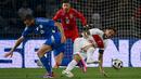 Gelandang Italia #16 Bryan Christante berebut bola dengan gelandang Turki #10 Hakan Calhanoglu (kanan) dalam laga uji coba pemanasan Piala Eropa 2024 di Renato dall'Ara, Rabu (5/6/2024) dini hari WIB. (Alberto PIZZOLI / AFP)