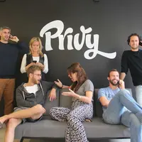 Jangan kecewa, diterima di perusahaan kecil dan masih seumur jagung. Soalnya, di sanalah kamu justru bakal berkembang. 