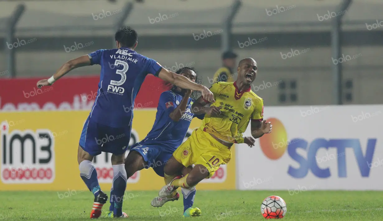 Pemain Persib berusaha menghentikan laju pemain Sriwijaya FC, Hilton Moreira, dalam laga Torabika Soccer Championship 2016 di Stadion Si Jalak Harupat, Bandung, Sabtu (30/4/2016). (Bola.com/Vitalis Yogi Trisna)