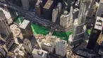 Pemandangan dari sungai Chicago, AS yang berubah warna menjadi hijau, 11 Maret 2017. Hijaunya warna sungai tersebut sebenarnya berasal dari cairan pewarna khusus untuk perayaan St. Patrick's Day. (Lee Hogan/Chicago Sun-Times via AP)