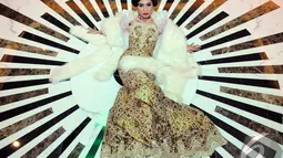 Saras Kyo memakai gaun rancangan Eko Chandra sebuah strapless gown warna emas dengan bolero putih terbuat dari kain batik prada tampak begitu memukau, Jakarta, Kamis (1/10/2014) (Liputan6.com/Faisal R Syam) 