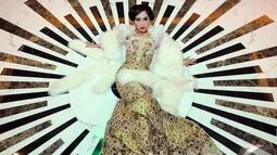 Saras Kyo memakai gaun rancangan Eko Chandra sebuah strapless gown warna emas dengan bolero putih terbuat dari kain batik prada tampak begitu memukau, Jakarta, Kamis (1/10/2014) (Liputan6.com/Faisal R Syam) 