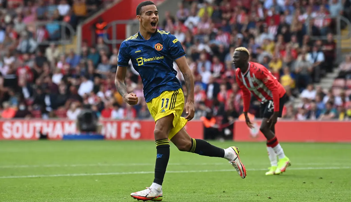 Pemain Manchester United Mason Greenwood melakukan selebrasi usai mencetak gol ke gawang Southampton pada pertandingan Liga Inggris di Stadion St Mary, Southampton, Inggris, 22 Agustus 2021. Pertandingan berakhir imbang 1-1. (Glyn KIRK/AFP)