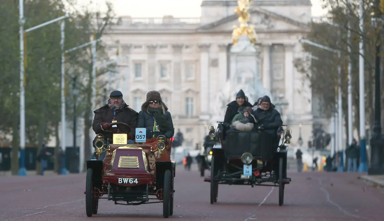 Iringan rombongan peserta yang mengendarai mobil klasik saat mengikuti tur tahunan dengan mobil veteran dari London ke Brighton di London, Inggris (6/11). Lebih dari 400 mobil klasik ikut memeriahkan acara tahunan ini. (Reuters/Neil Balai)