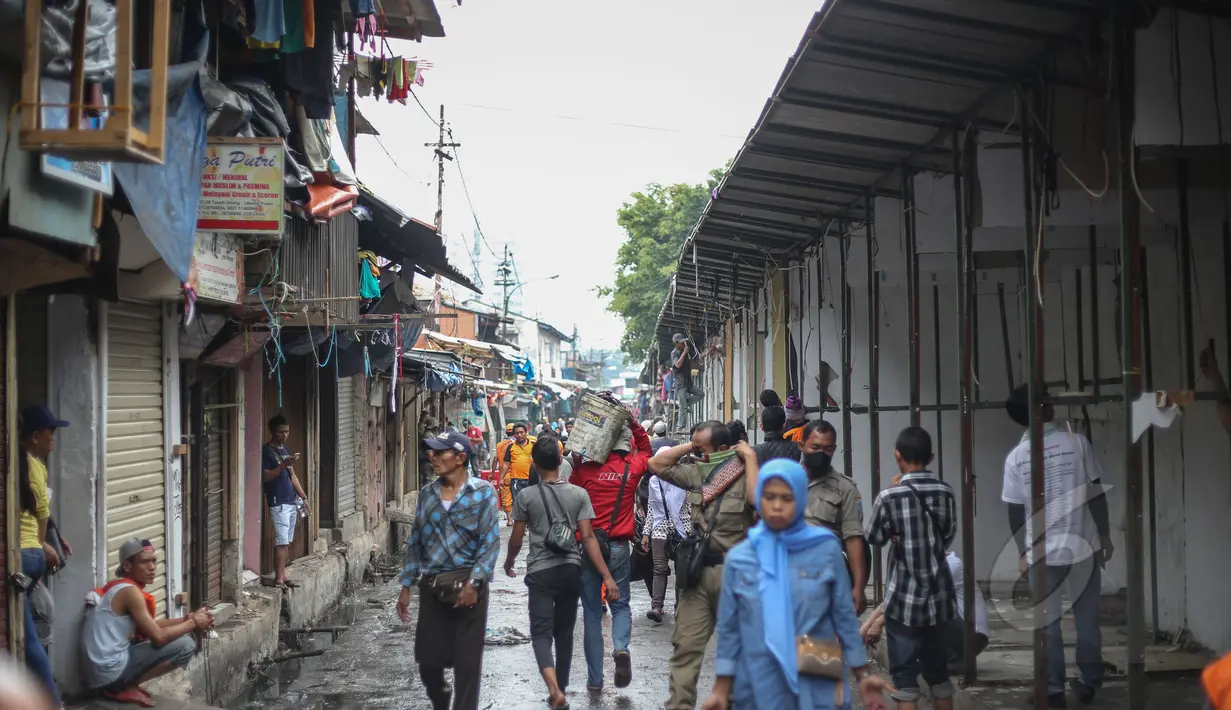 Suasana pembongkaran puluhan kios di sepanjang Jalan Jatibaru X, Tanah Abang, Jakarta, Minggu (3/5/2015). Pembongkaran dilakukan karena kios tersebut menutupi saluran air dan menyebabkan saluran air tersebut tidak mengalir. (Liputan6.com/Faizal Fanani)