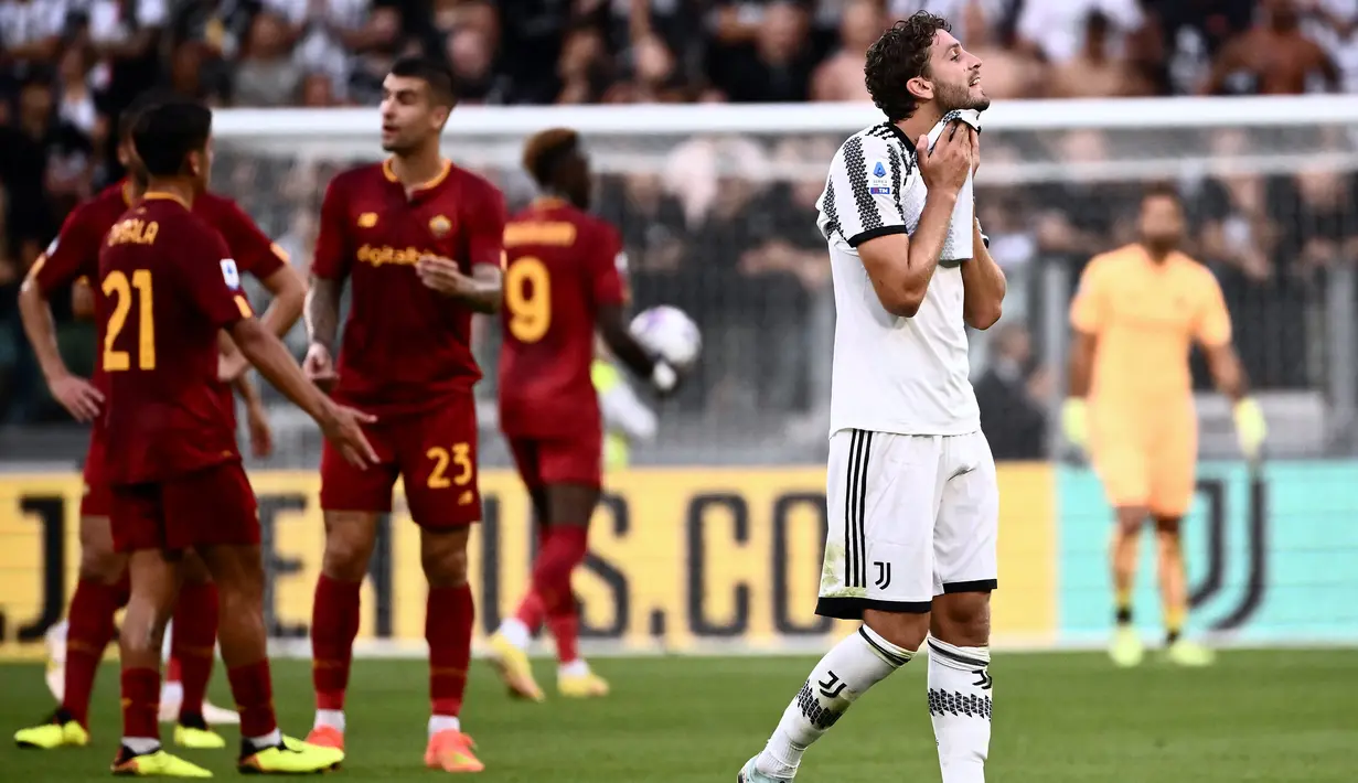 Terlalu fokus menyerang, AS Roma mendapat serangan balik dari Juventus pada menit ke-25. Manuel Locatelli pun mampu menaklukkan Rui Patrcio lewat tendangan melengkung dari luar kotak penalti usai menerima umpan datar Juan Cuadrado. Beruntung bagi Roma, gol dianulir wasit usai Dusan Vlahovic kedapatan handball sebelum melepaskan umpan kepada Juan Cuadrado setelah wasit memeriksa rekaman VAR. (AFP/Marco Bertorello)