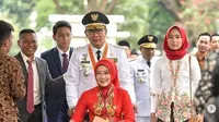 Atalia Praratya saat didorong di atas kursi roda oleh suaminya, Ridwan Kamil (Instagram/@ataliapr)