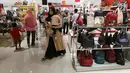 Pengunjung melintas di gerai baju dan tas wanita pada pembukaan Centro Department Store di Pesona Square Depok, Kamis (20/12). Sensasi berbelanja offline tetap menjadi pilihan konsumen di penghujung tahun. (Liputan6.com/Fery Pradolo)