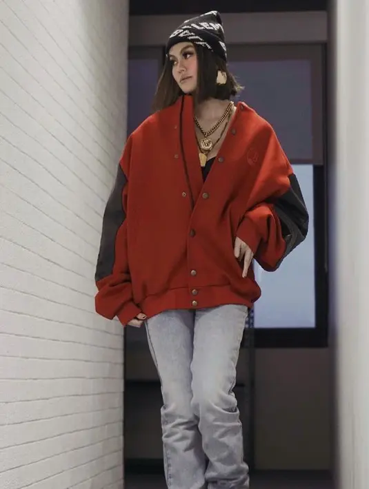 Selain gemar mengganti gaya rambut, ia juga suka tampil dengan tatanan dan potongan yang beragam. (Foto: Agnez Mo)
