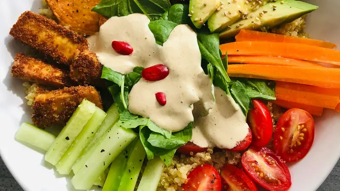 Menu Makan dengan Quinoa Veggie Bowl dengan Lemon Dressing