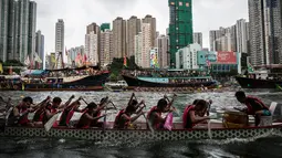 Aksi peserta balap perahu naga dalam Fesival Tuen Ng di HongKong. (AFP/Anthony Wallace)