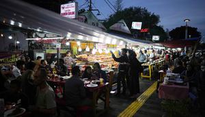 Meski sudah ada di kawasan Kramat Raya sejak tahun 1970-an, namun keberadaan sentra kuliner ini baru diresmikan Pemprov DKI Jakarta pada akhir Mei 2017 lalu. Tampak dalam foto, warga membeli makanan untuk berbuka puasa pada hari kedua bulan suci Ramadan 1447 Hijriah, di sebuah warung makan, Jakarta, Jumat 20 Februari 2026. (AP Photo/Dita Alangkara)