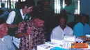 Citizen6, Kedungsuren: Jajaran direksi PT APF juga menyerahkan bantuan sarana pendidikan berupa computer sebanyak 10 Unit kepada SMP dan SMK 03 Kaliwungu. (Pengirim: Aryo Widiyanto)