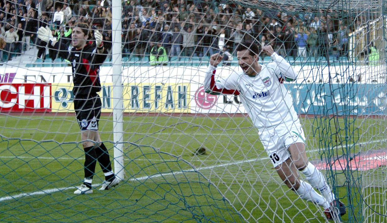 Ali Daei adalah predator di depan gawang lawan. Namun karier di klub tidak semewah kariernya bersama Timnas Iran yang ia mulai pada pertengahan 1993. (Foto: AFP/Behrouz Mehri)