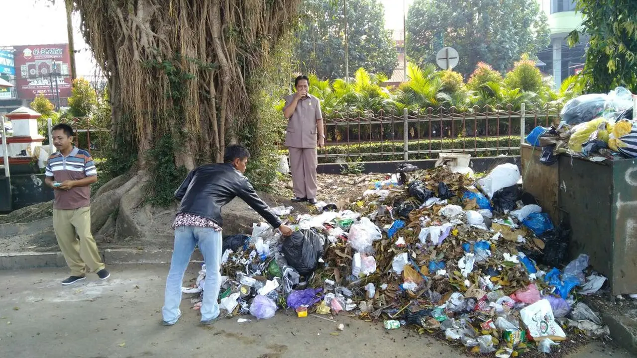 Tumpukan sampah menumpuk di bawah pohon beringin sekitar Alun-alun dan Pendopo Bupati Banyumas, Purwokerto. (Foto: Liputan6.com/Yoga S/Muhamad Ridlo)