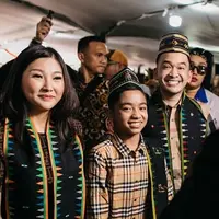 Ruben Onsu dan Sarwendah jalani prosesi adat di Nusa Tenggara Timur untuk adopsi Betrand Peto. (Sumber: Instagram/@ruben_onsu)