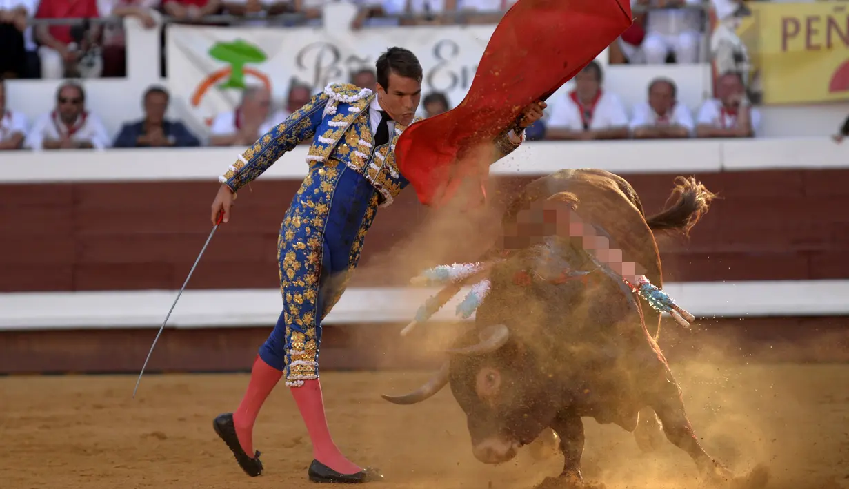 Matador Spanyol, Jose-Mari Manzanares mengecoh banteng di Dax Arena, Perancis pada 14 Agustus 2016. (AFP PHOTO / Gaizka IROZ)