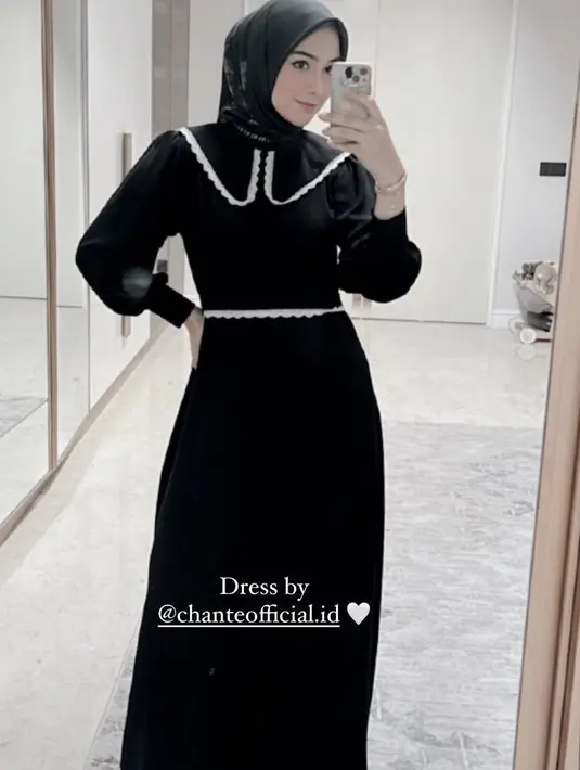 Citra Kirana tampil dengan dress hitam yang memiliki detail kerah collar, dipadukan kerudung warna serasi. @citraciki