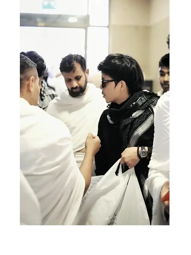 8 Potret Atta Halilintar dan Aurel Hermansyah Umroh di Bulan Ramadhan, Ikut Bagi Takjil