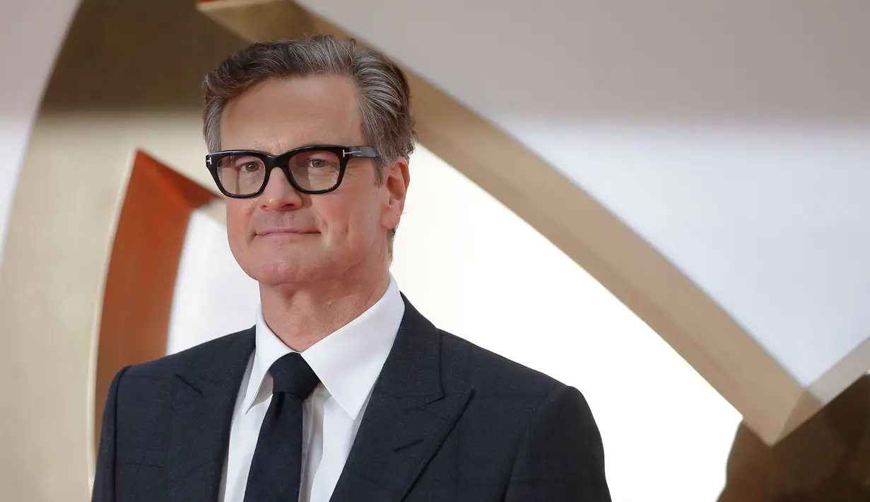 Colin Firth membukakan pintu untuk seseorang yang tak ia kenal. Bahkan ia mendoakan orang tersebut agar mendapatkan malam yang indah. (DANIEL LEAL-OLIVAS / AFP)
