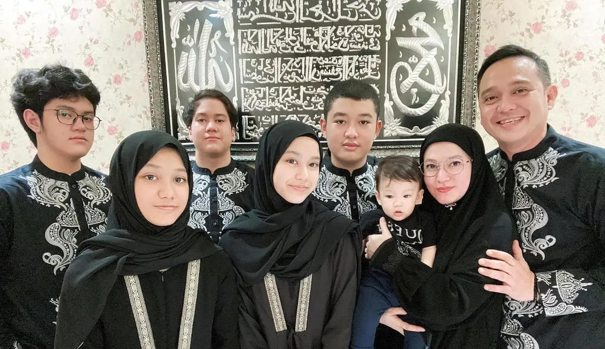 Lyra Virna dan keluarga. (Foto: Instagram @lyravirna)
