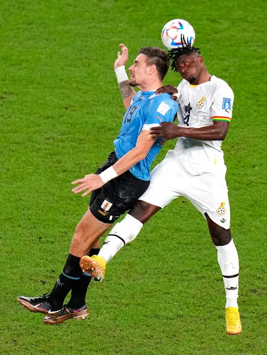 Pemain Uruguay Sebastian Coates (kiri) dan pemain Ghana Mohammed Salisu melakukan sundulan pada pertandingan sepak bola Grup H Piala Dunia 2022 di Stadion Al Janoub, Al Wakrah, Qatar, 2 Desember 2022. Uruguay mengalahkan Ghana 2-0, namun tetap tak lolos ke babak 16 besar Piala Dunia 2022. (AP Photo/Aijaz Rahi)
