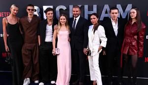 Keluarga David Beckham dan Victoria bersama anak-anaknya, termasuk Brooklyn Beckham dan Nicola Peltz. (dok. HENRY NICHOLLS / AFP)