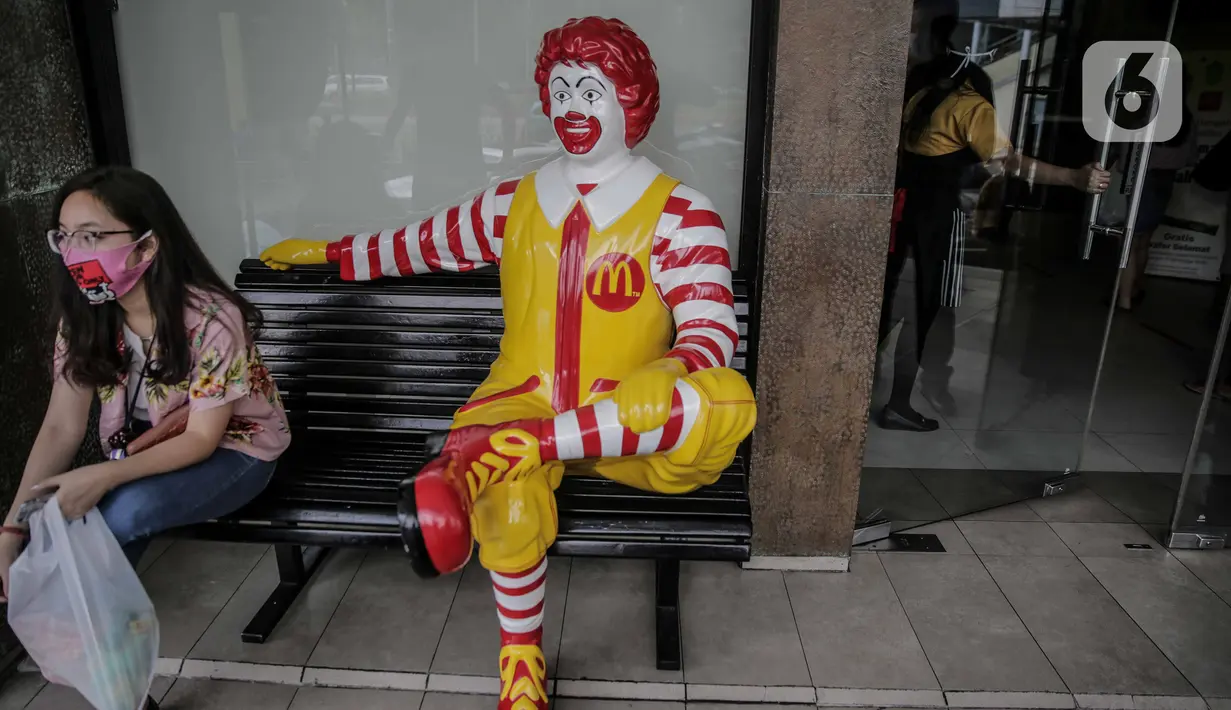 Seorang wanita duduk disamping patung Ronald di gerai makanan cepat saji McDonals's komplek pusat perbelanjaan Sarinah, Jakarta, Jumat (8/5/2020). Penutupan gerai ini dikarenakan pihak manajemen gedung sarinah akan merenovasi dan mengubah strategi bisnis. (Liputan6.com/Faizal Fanani)