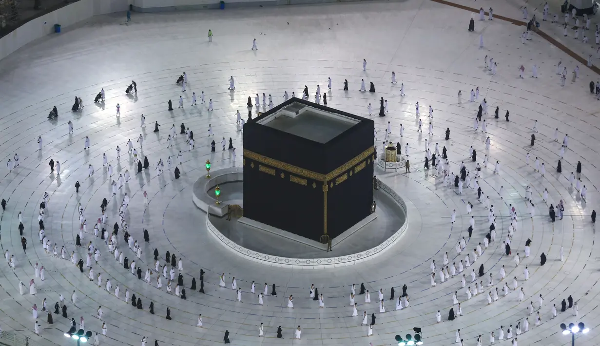 Warga Saudi dan warga asing mengelilingi Ka'bah (tawaf) saat melaksanakan umrah di kompleks Masjidil Haram, kota suci Makkah, Minggu (4/10/2020). Pemerintah Arab Saudi mengizinkan umrah kembali mulai Minggu (4/10) setelah sekitar tujuh bulan ditangguhkan karena pandemi COVID-19. (AFP)