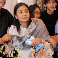 Frans menuturkan, selama ibu mertuanya dirawat karena penyakit paru-paru yang diderita, ia dan istrinya selalu menemani. (Deki Prayoga/Bintang.com)