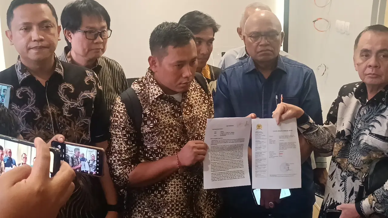 Staf Sekretaris Jenderal (Sekjen) Partai Demokrasi Indonesia Perjuangan (PDIP) Hasto Kristiyanto, Kusnadi resmi membuat laporan ke Komisi Nasional Hak Asasi Manusia (Komnas HAM).