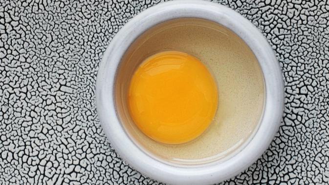 Ilustrasi kuning telur. (dok. Unsplash.com/Karina Zhukovskaya/@cocarinne)