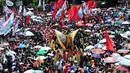 Massa menyemut menantikan kedatangan Presiden dan Wakil Presiden RI Joko Widodo dan Jusuf Kalla, Jakarta Pusat, Senin (20/10/2014) (Liputan6.com/Johan Tallo)