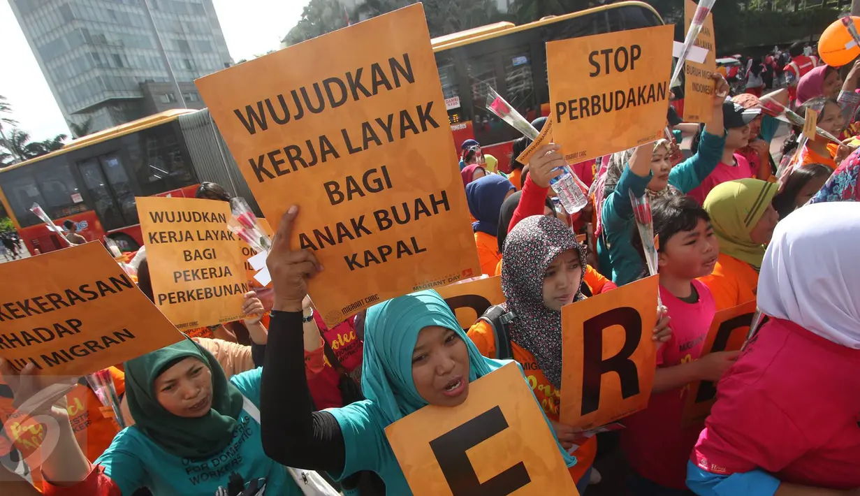Pekerja Rumah Tangga Migran (PRT Migran) yang tergabung dalam Migrant Care melakukan aksi damai di kawasan Bundaran HI, Jakarta, Minggu (18/12). Aksi damai tersebut dilakukan memperingati Hari Migran Internasional 2016. (Liputan6.com/Immanuel Antonius)