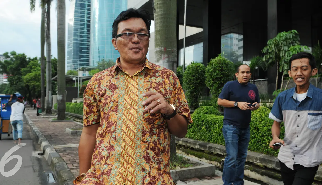 Hakim PN Jakarta Utara Dahlan meninggalkan Gedung KPK usai menjalani pemeriksaan, Jakarta, Jumat (22/7). Sebanyak empat Hakim PN Jakarta Utara diperiksa sebagai saksi atas tersangka Samsul Hidayatullah. (Liputan6.com/Helmi Afandi)