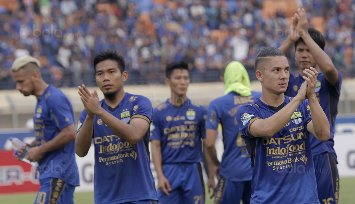 Pemain Persib, Kim Kurniawan dan rekan-rekannya, menyapa suporter usai melawan Bali United pada laga Liga 1 Indonesia di Stadion Si Jalak Harupat, Bandung, Kamis, (21/9/2017). Kedua klub bermain imbang 0-0. (Bola.com/M Iqbal Ichsan)