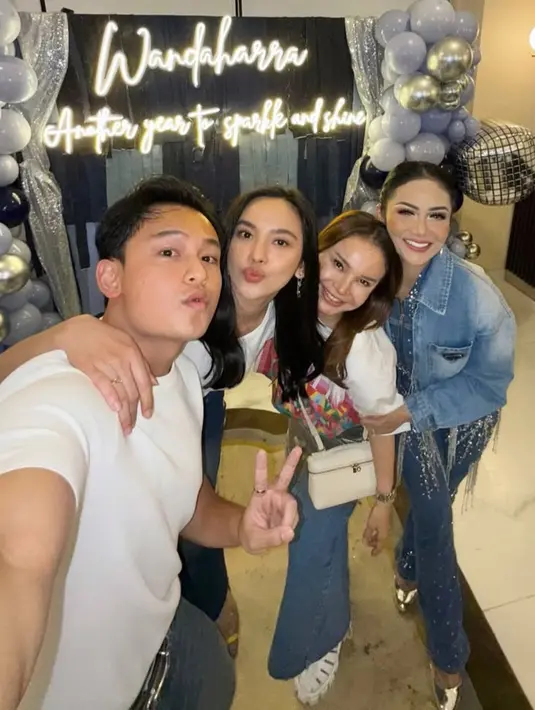 Rossa mengenakan atasan kaos putih dipadukan rok panjang denim. Lyodra juga mengenakan celana denim panjang dipadukan atasan t shirt body fit putih. [@randymartinnn]