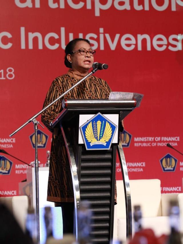Menteri Keuangan, Sri Mulyani dan Menteri Pemberdayaan Perempuan dan Perlindungan Anak, Yohana Yembise memberikan keynote speech dalam acara Voyage to Indonesia’s Seminar on Women’s Participation for Economic Inclusiveness di Surabaya, Kamis (2/8/2018).